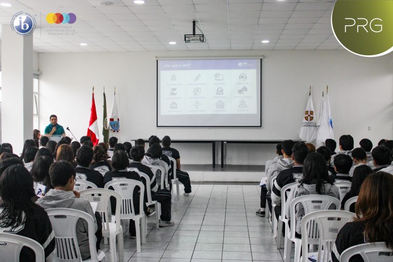 Visita de HSE University al CEP Pedro Ruiz Gallo